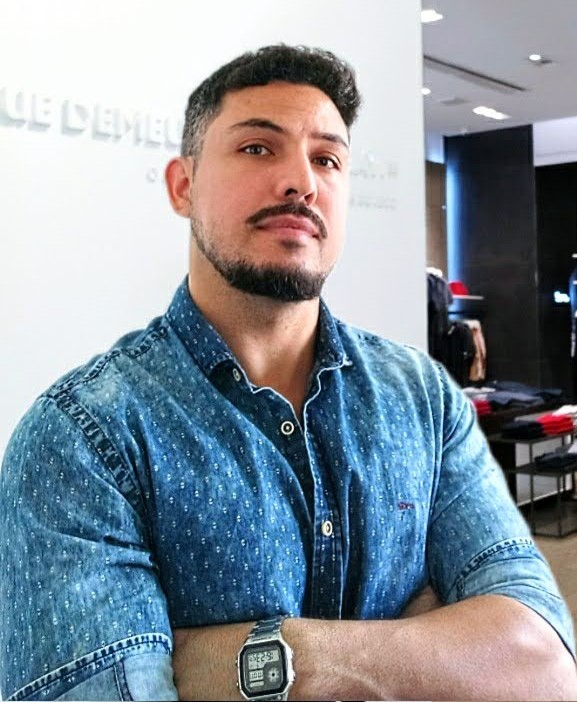 João Barbosa em traje formal, representando profissionalismo em design de interiores