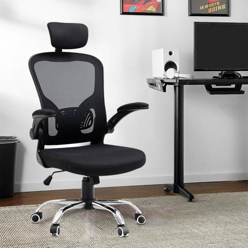 Cadeira de escritório ergonômica com estofado de mesh na cor preta