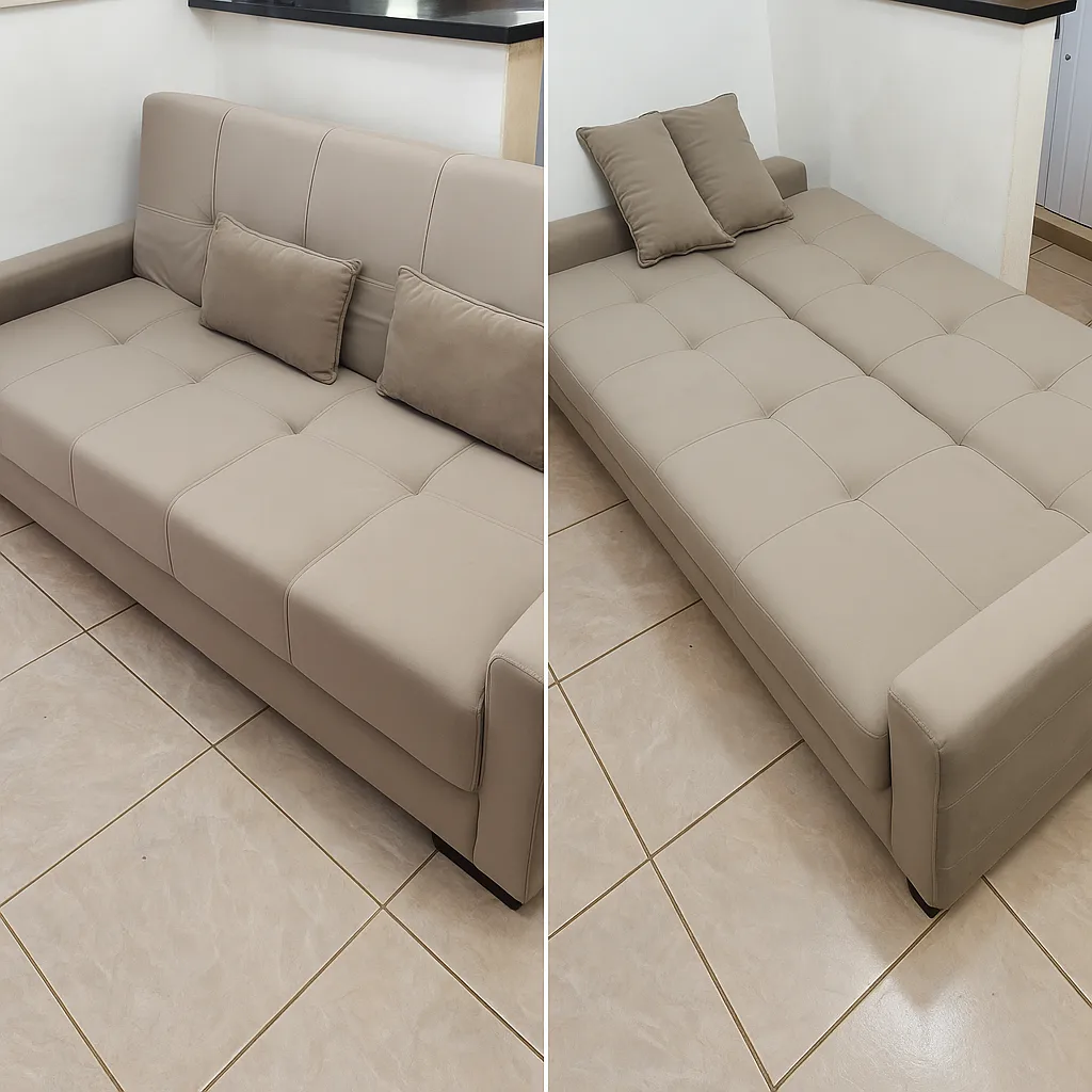Sofá-cama moderno em sala pequena, servindo como sofá durante o dia e cama à noite